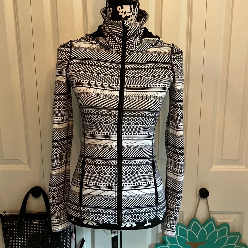 Super cute and comfy Lorna Jane hoodie with front zip and thumb holes.